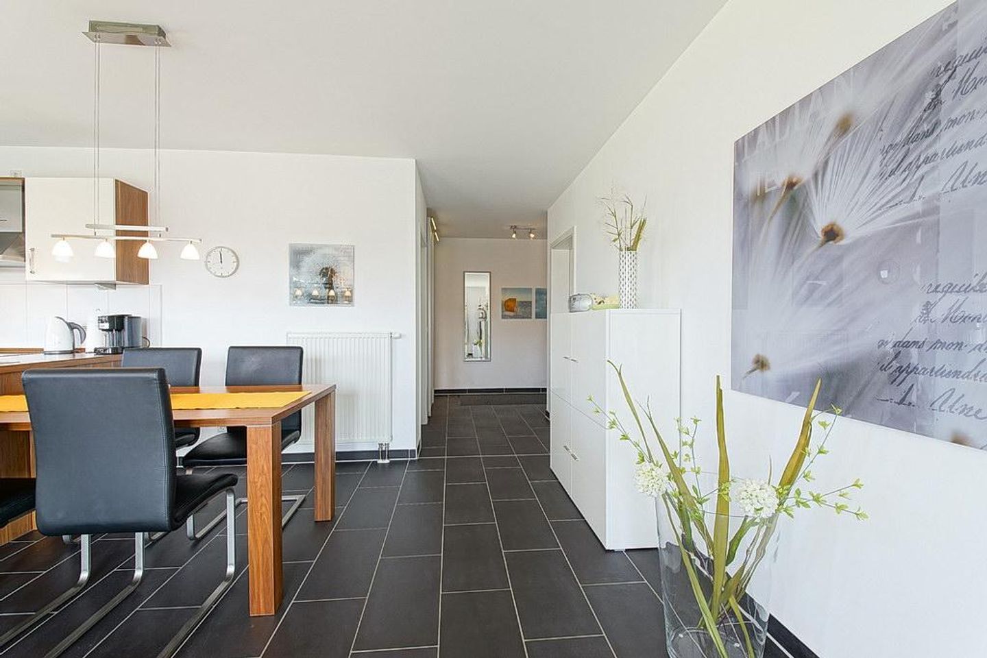 NordseeResort Friesland NordseeResort Friesland 51-2-S Schillig - Wohn-Essbereich mit Esstisch und Sitzgelegenheit