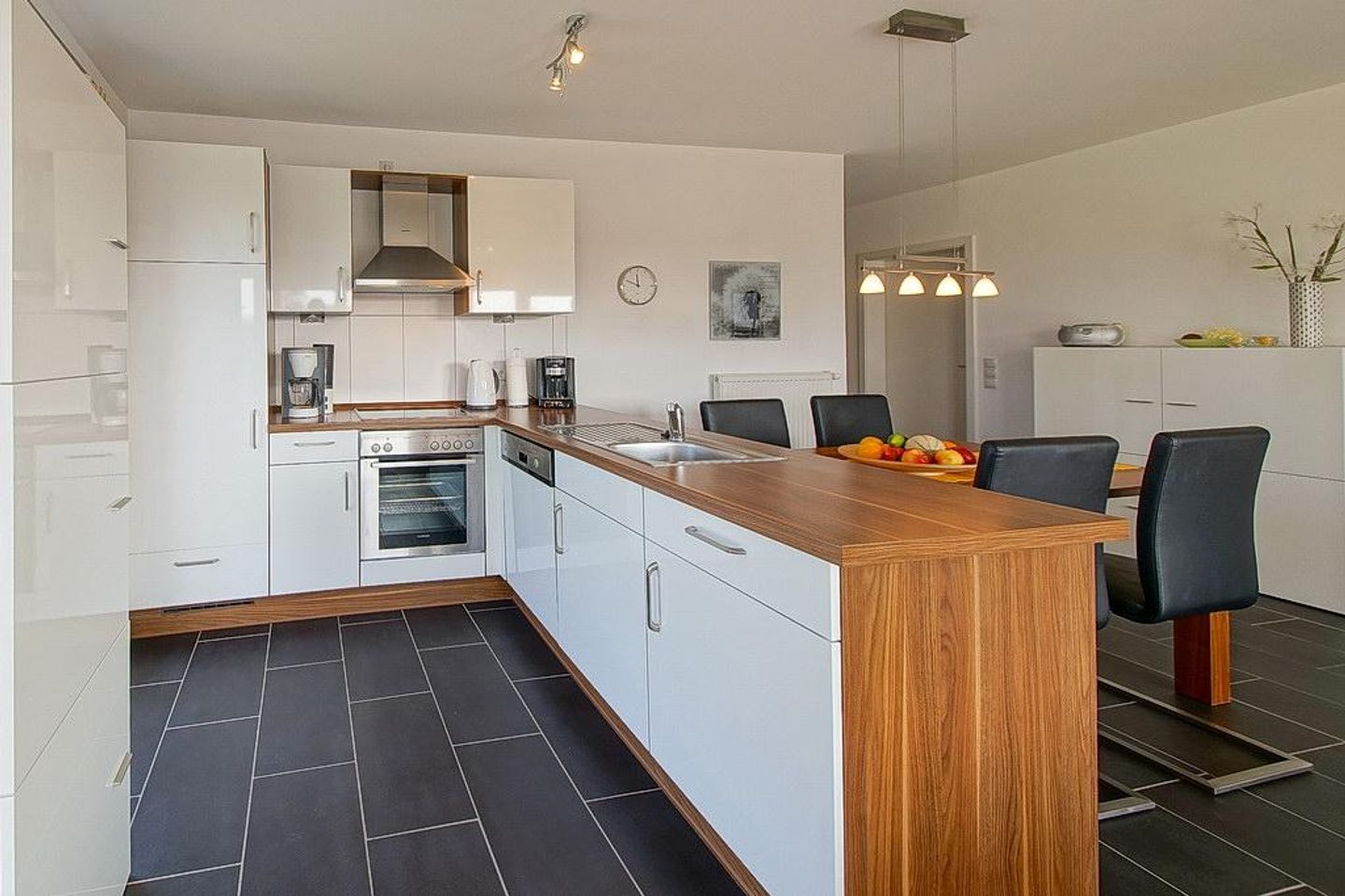 NordseeResort Friesland NordseeResort Friesland 51-2-S Schillig - Küchenzeile mit Esstisch und Sitzgelegenheit