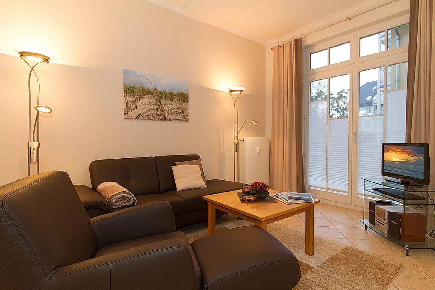 Dünenschloss Dünenschloss 1-03 Kühlungsborn - Wohn-Essbereich mit Couch