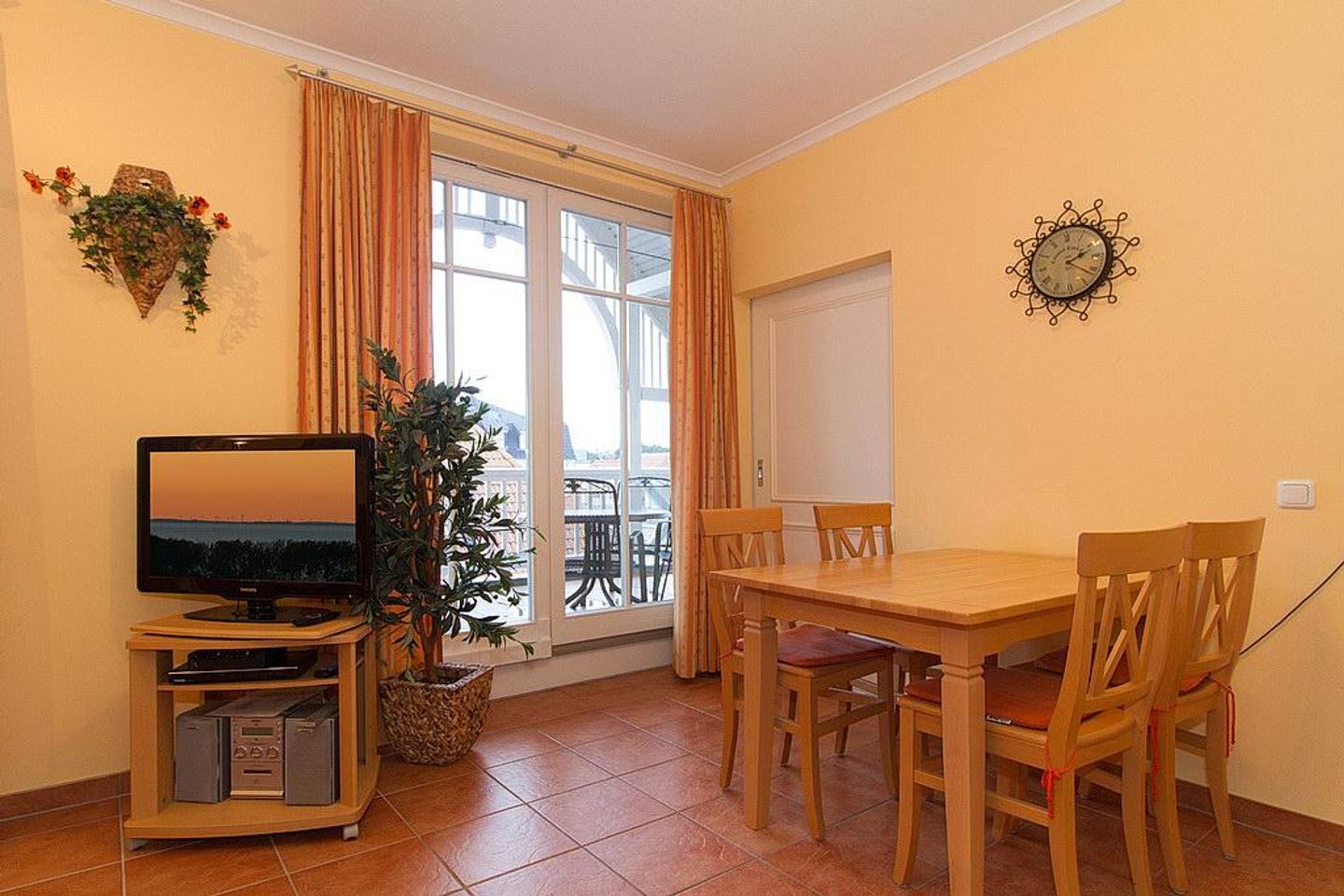 Dünenschloss Dünenschloss 1-33 Kühlungsborn - Wohn-Essbereich mit Esstisch und Sitzgelegenheit