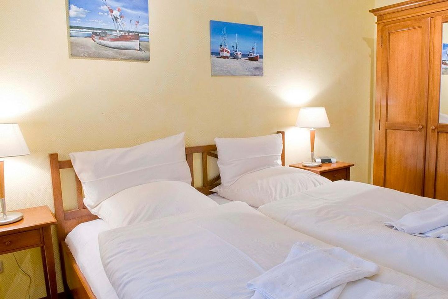 Urlaubsräume am Meer Urlaubsräume am Meer 4-12 Kühlungsborn - Schlafzimmer mit Doppelbett