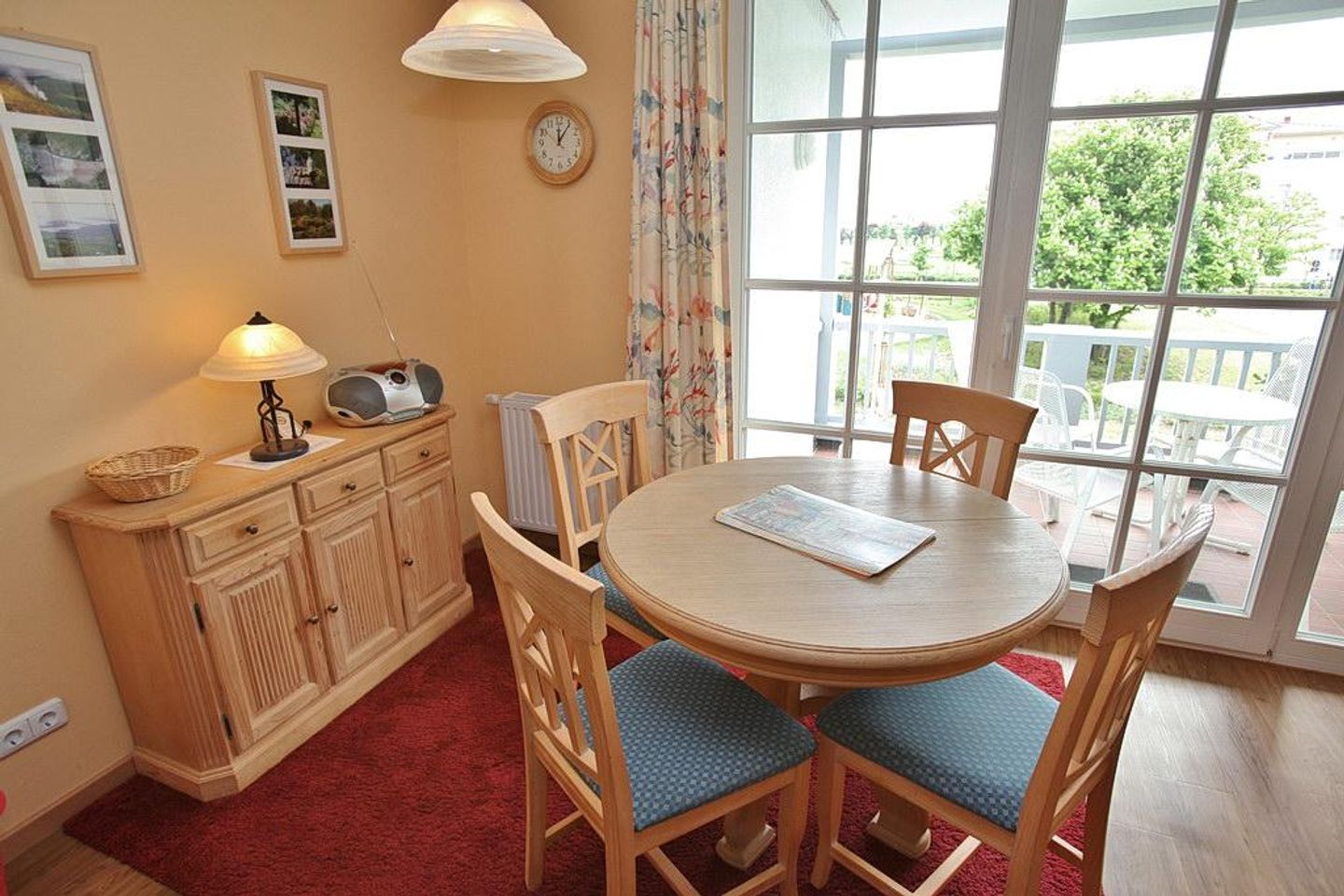 Apartmenthaus Atlantik Apartmenthaus Atlantik 216 Kühlungsborn - Wohn-Essbereich mit Esstisch und Sitzgelegenheit