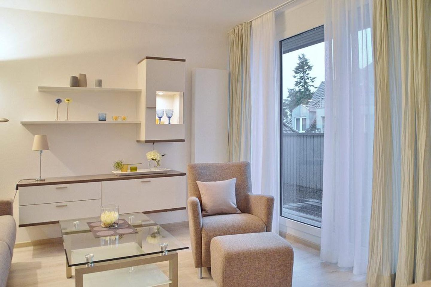 Residenz Seestern Residenz Seestern 2-31 Boltenhagen - Wohnzimmer mit Couch und Tisch