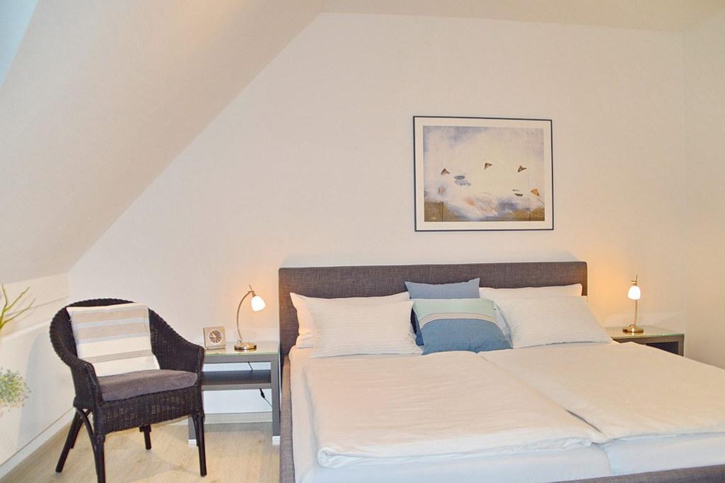 Residenz Seestern Residenz Seestern 2-31 Boltenhagen - Schlafzimmer mit Doppelbett und Sessel