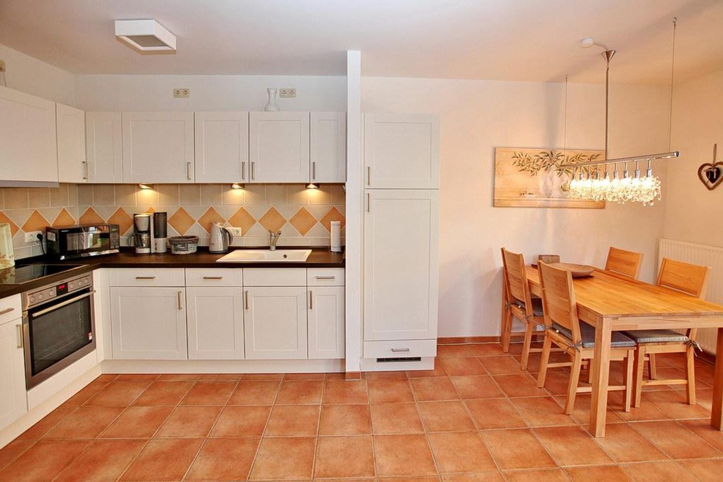 Casa Nova Casa Nova 07 Kühlungsborn - Wohn-Essbereich mit Esstisch, Sitzgelegenheit und Küchenzeile