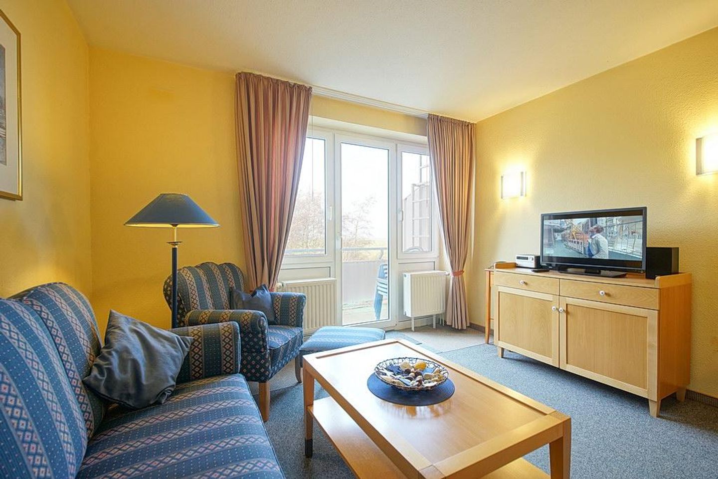 Hus Inselkieker Hus Inselkieker 213 Schillig - Wohnbereich mit Sofa, Sessel, Couchtisch und TV