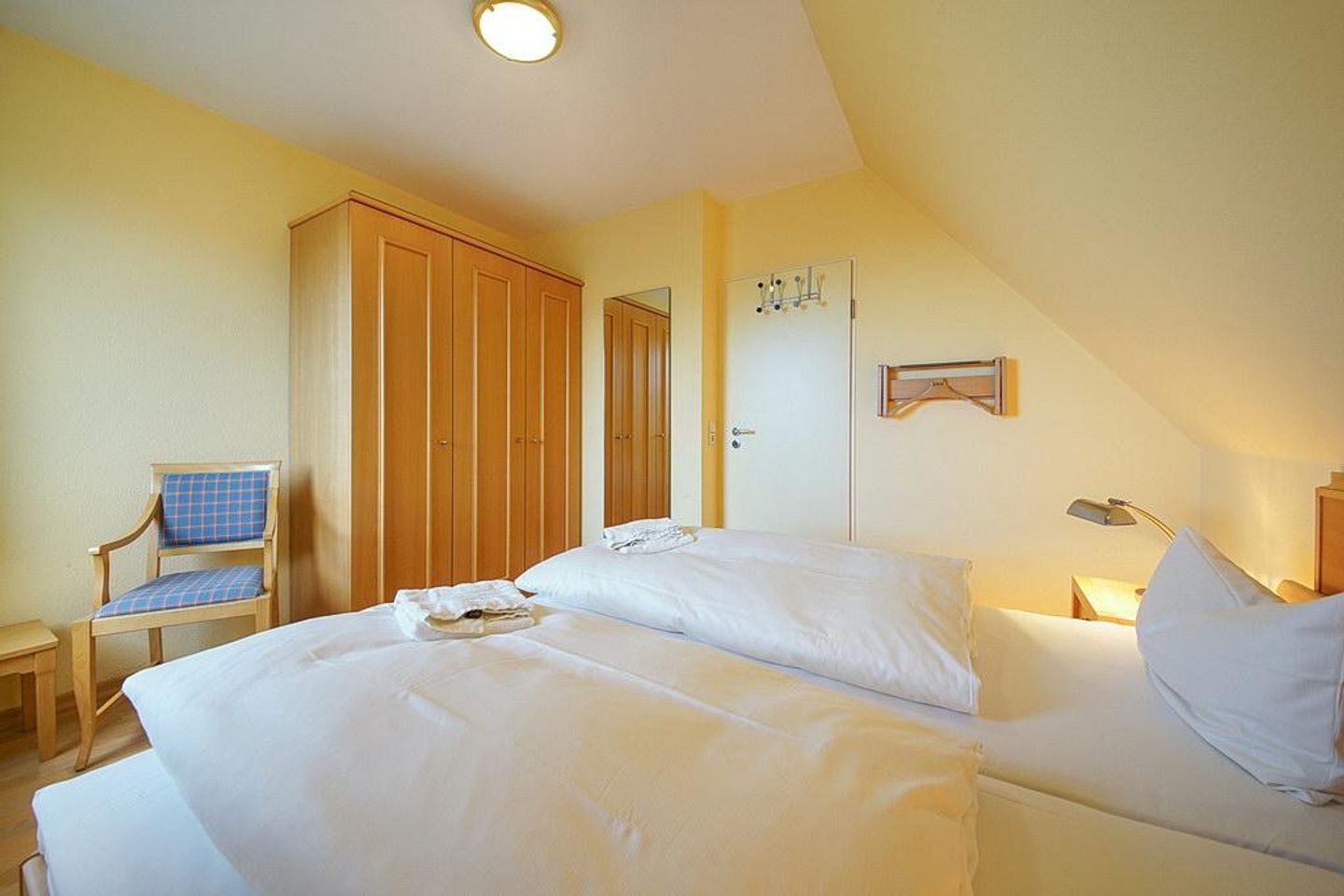 Hus Inselkieker Hus Inselkieker 213 Schillig - Schlafzimmer mit Doppelbett und Kleiderschrank