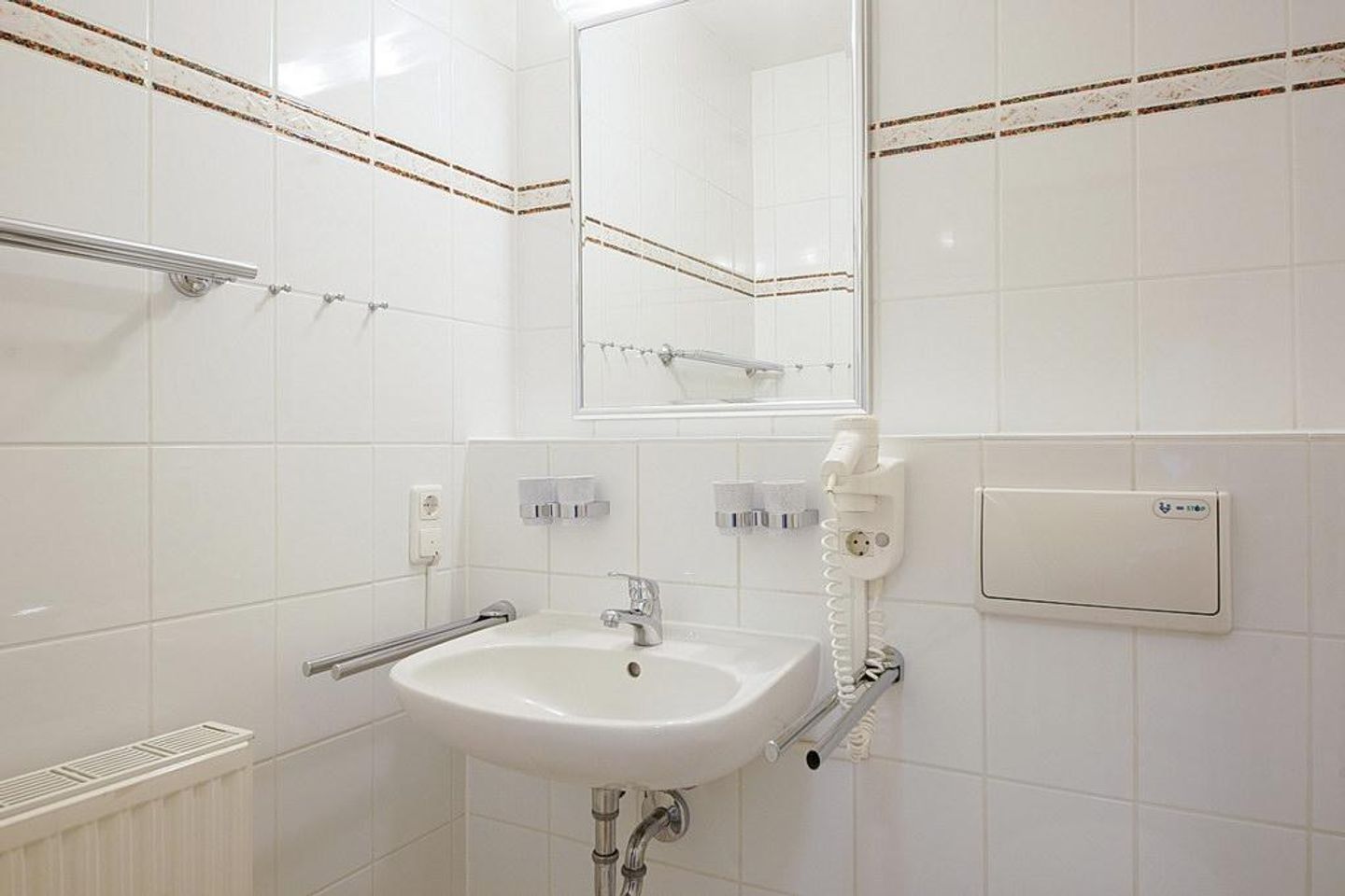 Hus Inselkieker Hus Inselkieker 213 Schillig - Badezimmer mit Waschtisch und Spiegel