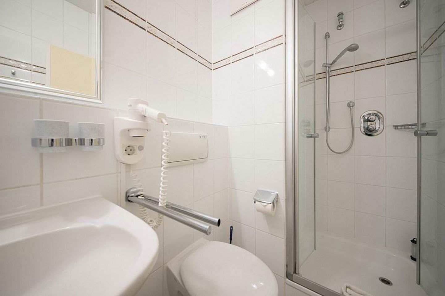 Hus Inselkieker Hus Inselkieker 213 Schillig - Badezimmer mit Dusche, WC, Waschtisch und Spiegel