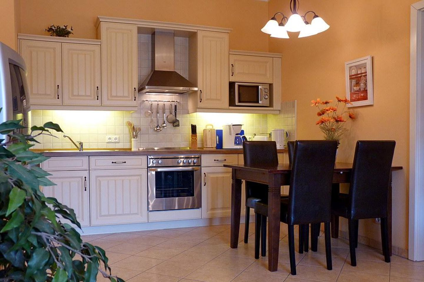 Dünenschloss Dünenschloss 1-02 Kühlungsborn - Küchenzeile mit Esstisch und Sitzgelegenheit