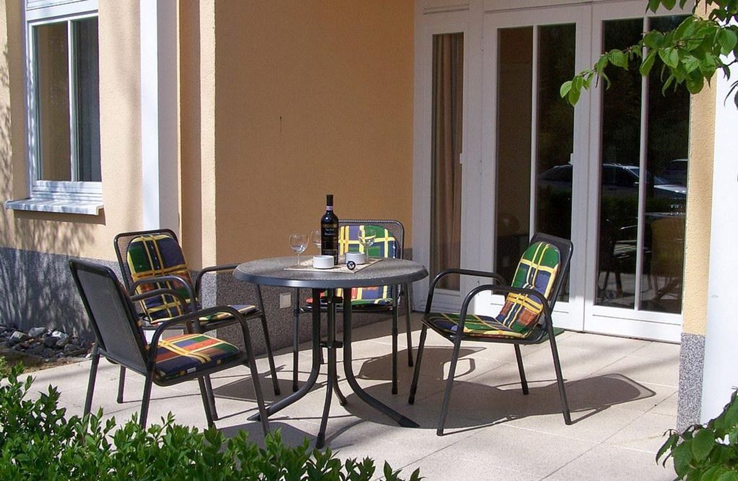 Dünenschloss Dünenschloss 1-02 Kühlungsborn - Terrasse mit Gartenmöbeln