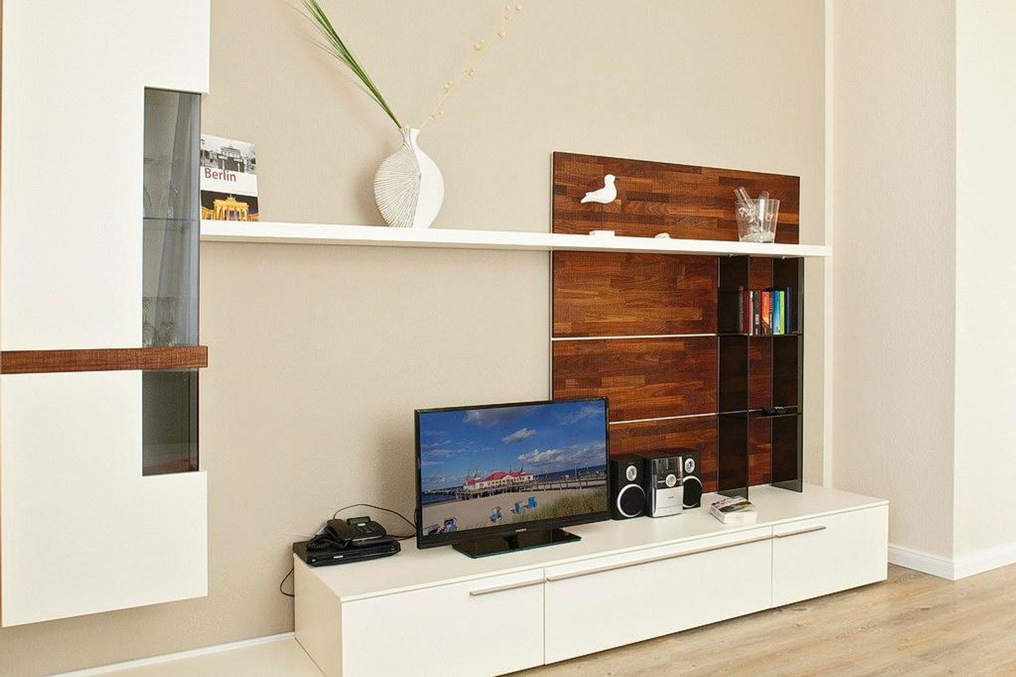 Villa Aegir Villa Aegir 114 Usedom - Wohn-Essbereich mit Couch und Flatscreen-TV