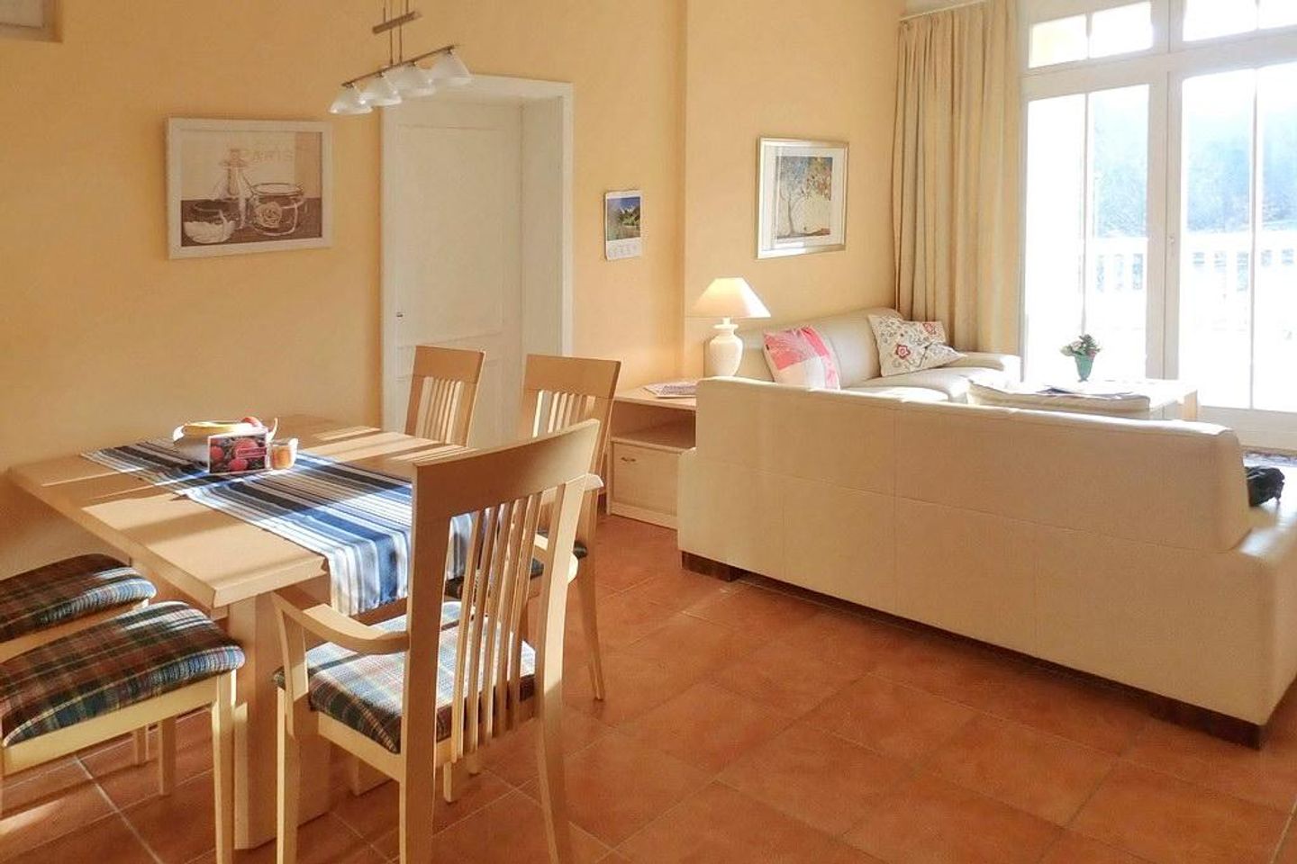 Dünenschloss Dünenschloss 1-08 Kühlungsborn - Wohn-Essbereich mit Couch und Esstisch