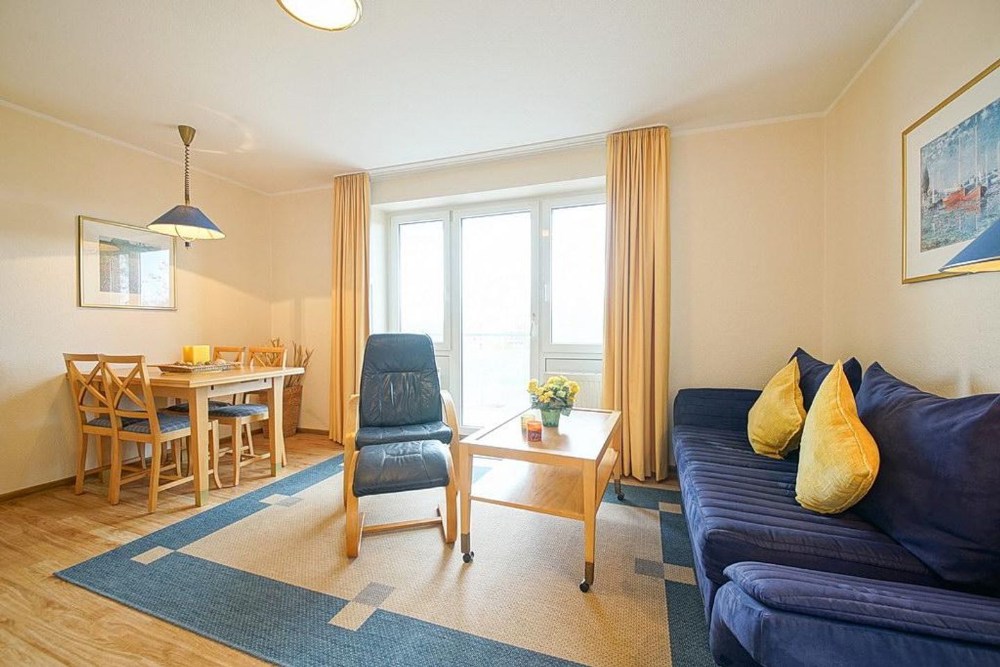 Hus Inselkieker Hus Inselkieker 322 Schillig - Wohnbereich mit Zugang zum Balkon