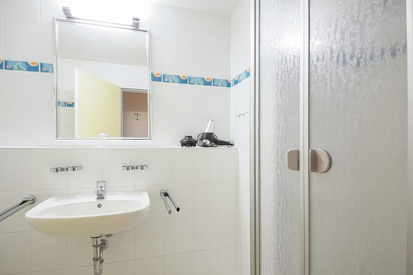 Hus Inselkieker Hus Inselkieker 322 Schillig - Badezimmer mit Dusche, Waschtisch, WC und Spiegel