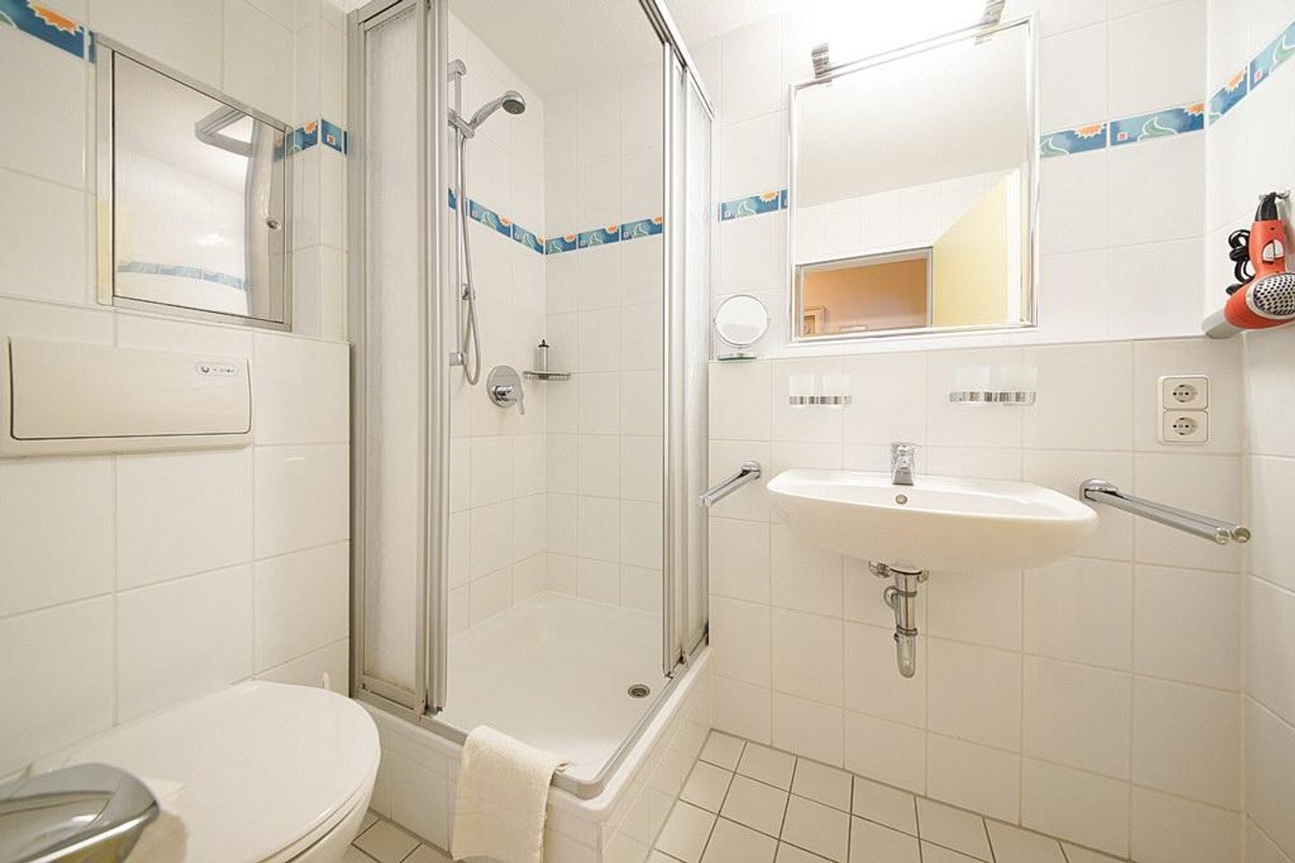 Hus Inselkieker Hus Inselkieker 323 Schillig - Badezimmer mit Dusche, WC, Waschtisch und Spiegel
