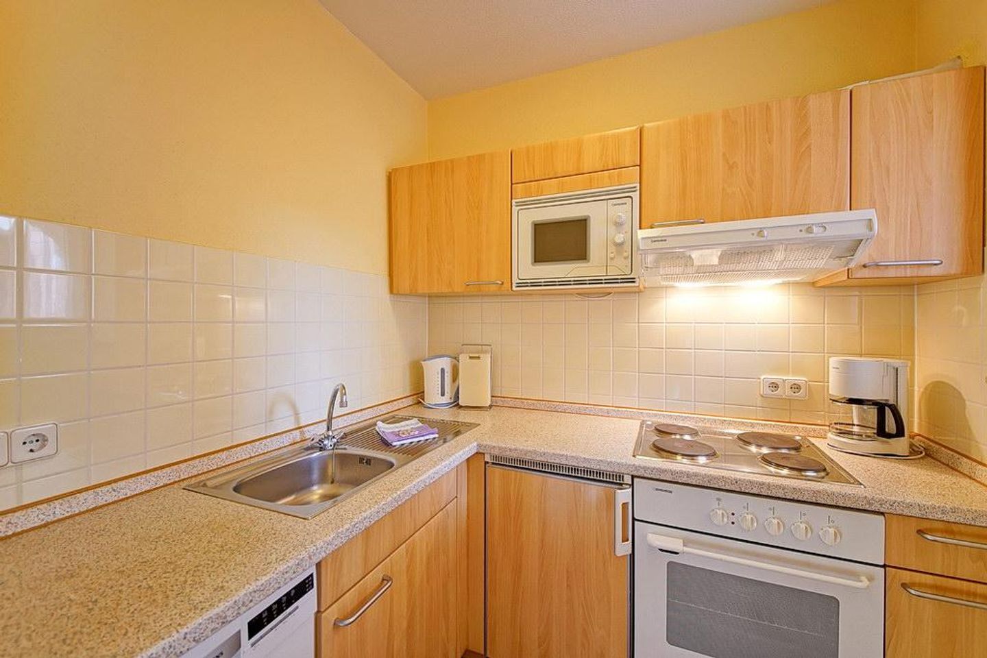 Hus Inselkieker Hus Inselkieker 214 Schillig - Küchenzeile mit Mikrowelle