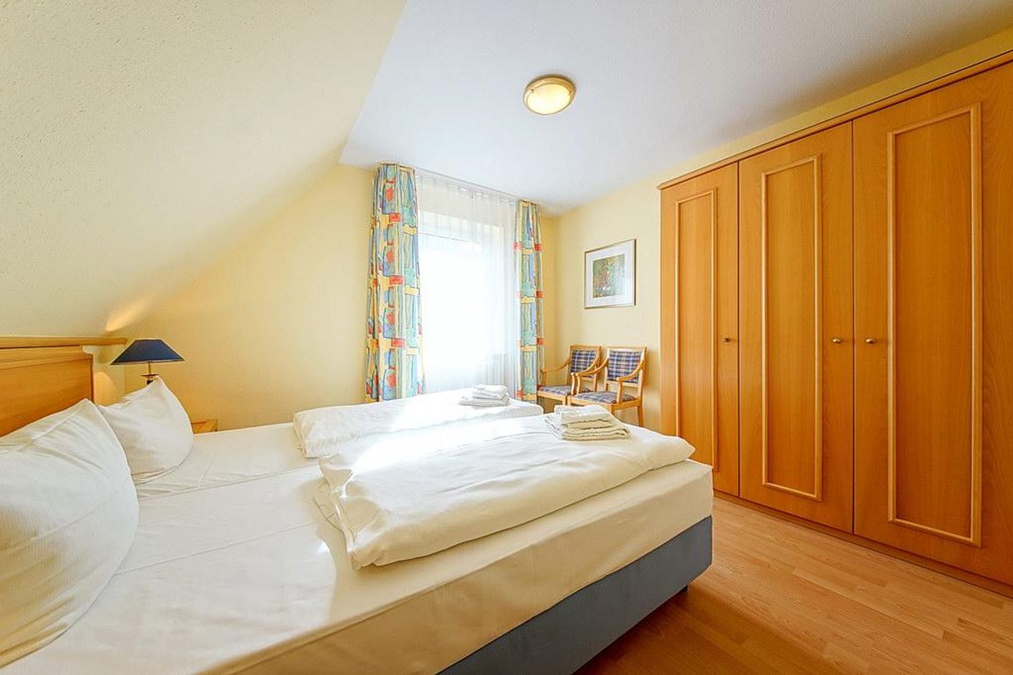 Hus Inselkieker Hus Inselkieker 214 Schillig - Schlafzimmer mit Doppelbett und Kleiderschrank