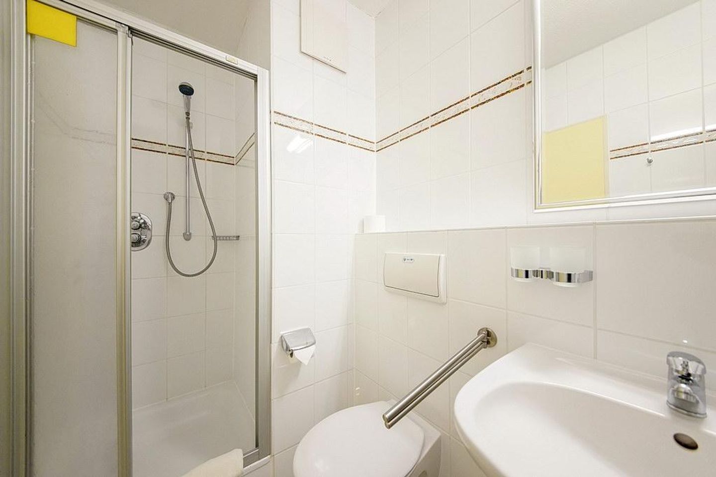 Hus Inselkieker Hus Inselkieker 214 Schillig - Badezimmer mit Dusche, Waschtisch, WC und Spiegel