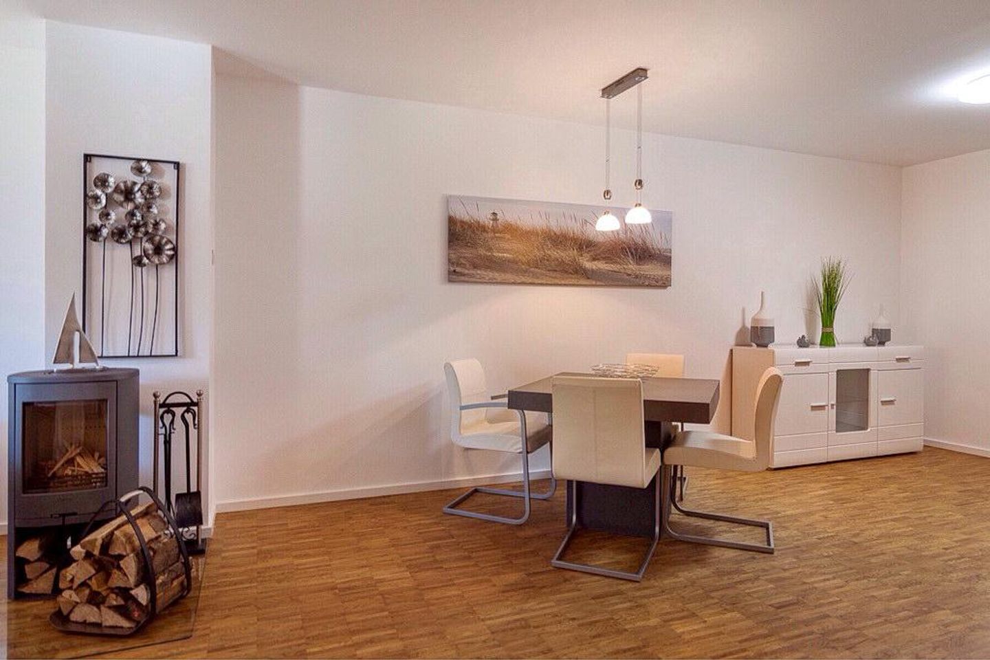 DünenResort Binz DünenResort Binz 115 Rügen - Wohn-Essbereich mit Esstisch und Sitzgelegenheit