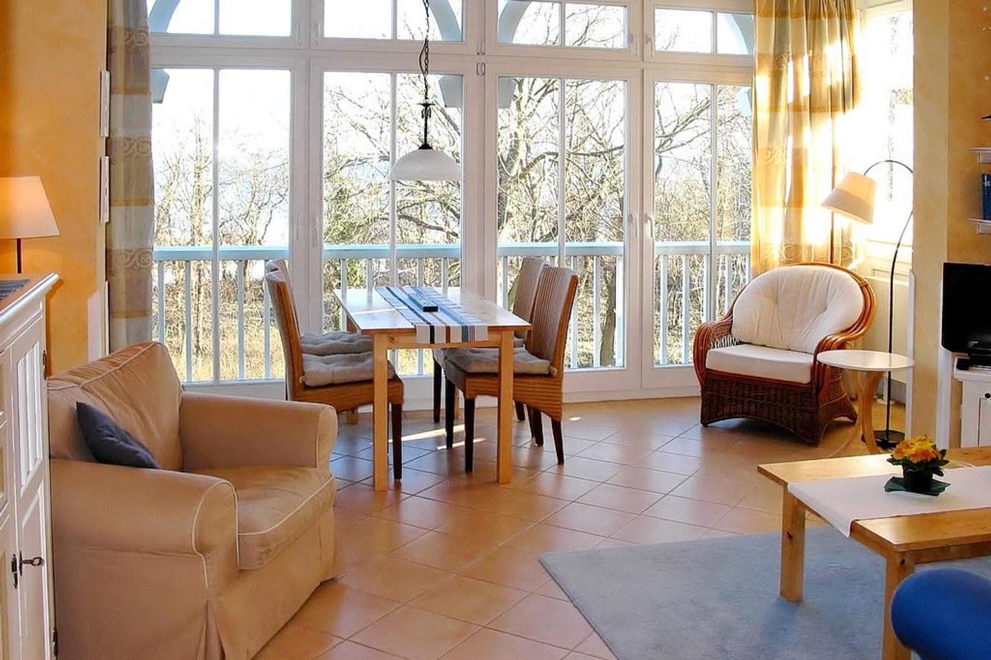 Dünenschloss Dünenschloss 1-28 Kühlungsborn - Wohn-Essbereich mit Couch und Esstisch