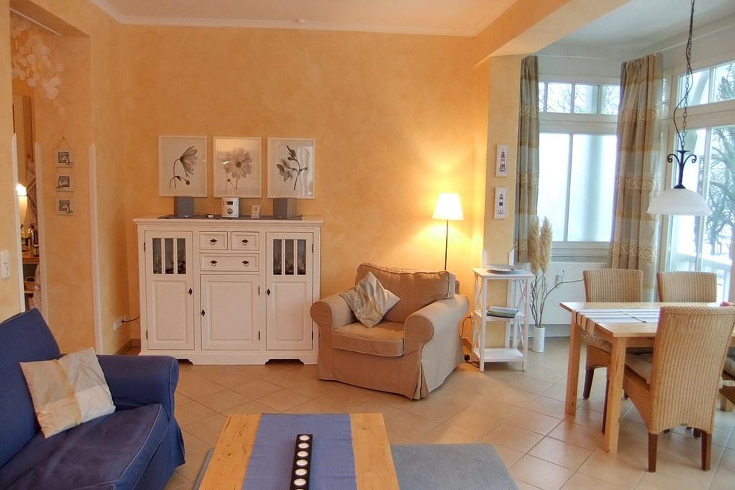 Dünenschloss Dünenschloss 1-28 Kühlungsborn - Wohn-Essbereich mit Couch