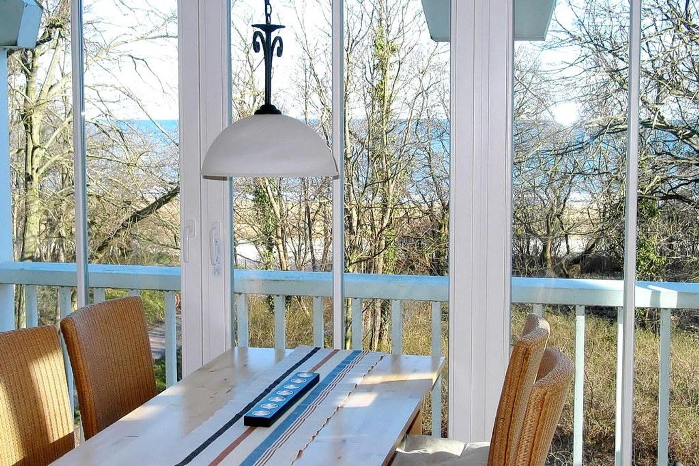 Dünenschloss Dünenschloss 1-28 Kühlungsborn - Wohn-Essbereich mit Esstisch und Sitzgelegenheit