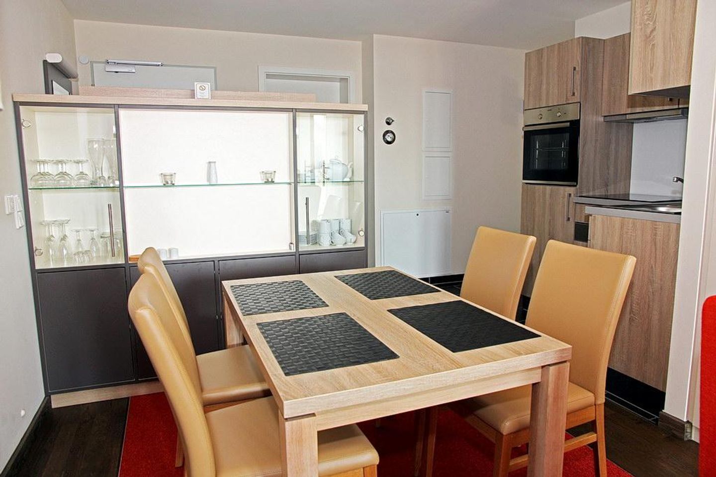 Resort Deichgraf Resort Deichgraf 31-15 Wremen - Wohn-Essbereich mit Esstisch und Sitzgelegenheit