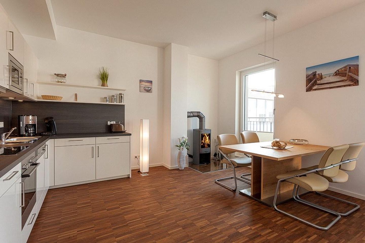 DünenResort Binz DünenResort Binz 436 Rügen - Wohn-Essbereich mit Esstisch, Sitzgelegenheit und Küchenzeile