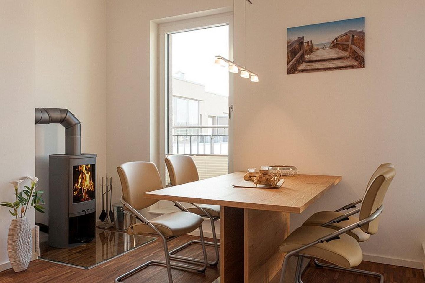 DünenResort Binz DünenResort Binz 436 Rügen - Wohn-Essbereich mit Esstisch und Sitzgelegenheit