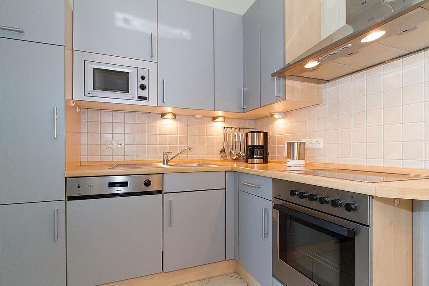 Dünenschloss Dünenschloss 1-40 Kühlungsborn - Küchenzeile mit Backofen