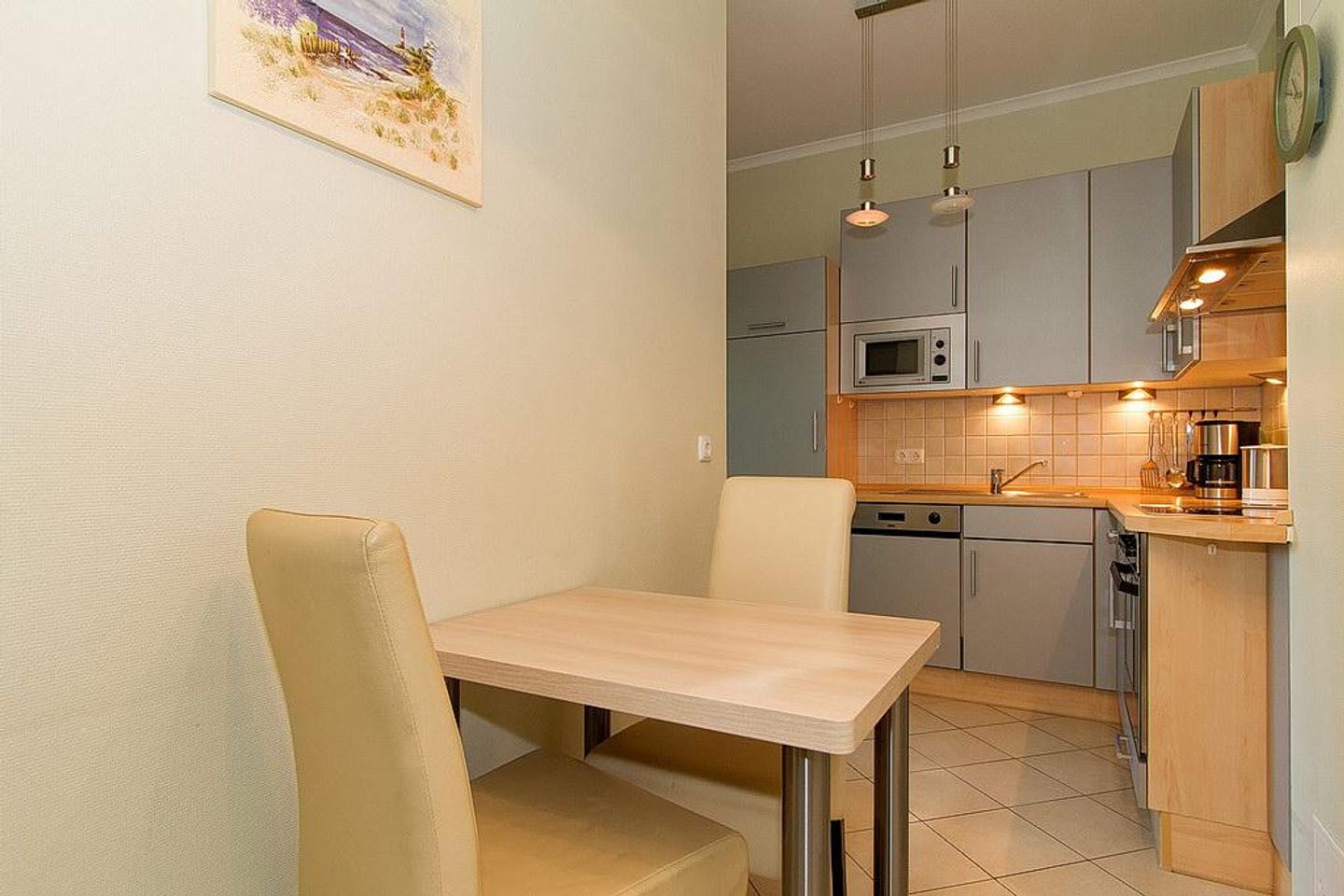 Dünenschloss Dünenschloss 1-40 Kühlungsborn - Küchenzeile mit Esstisch und Sitzgelegenheit