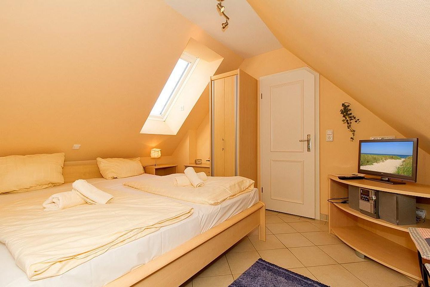 Dünenschloss Dünenschloss 1-40 Kühlungsborn - Schlafzimmer mit Doppelbett und Flatscreen TV - gbmv0-01 - Großenbrode