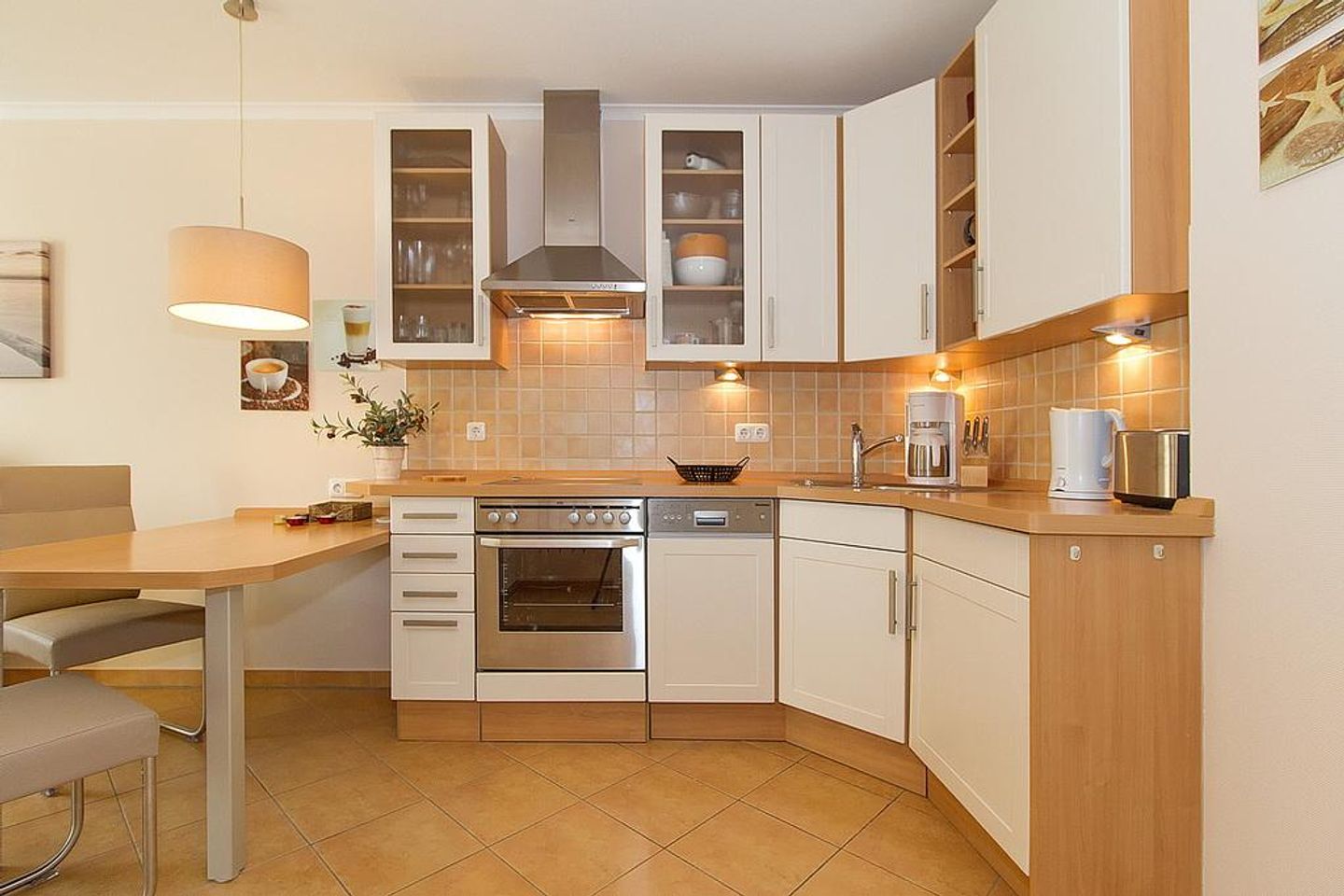 Dünenschloss Dünenschloss 2-10 Kühlungsborn - Küchenzeile mit Backofen