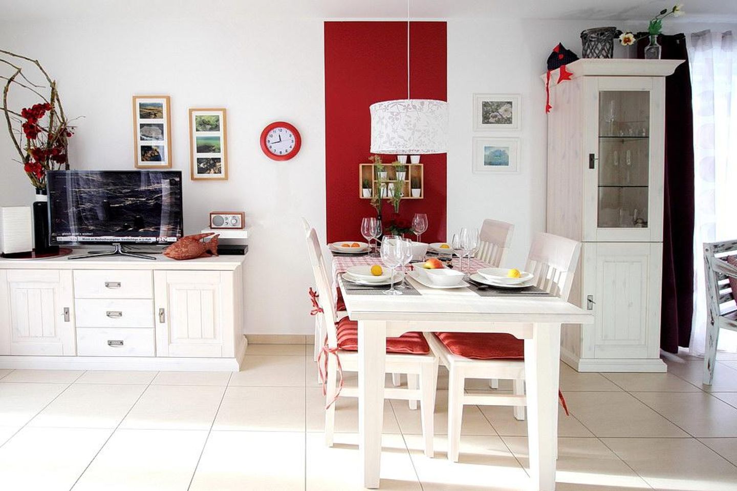 Ostseepark Rügen Ostseepark Rügen 20 Rügen - Wohn-Essbereich mit Esstisch, Sitzgelegenheit und Küchenzeile