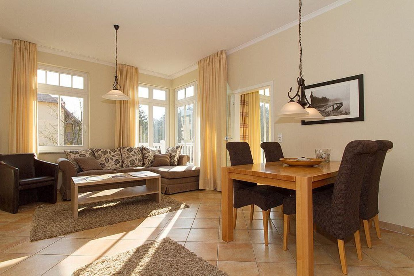 Dünenschloss Dünenschloss 1-07 Kühlungsborn - Wohn-Essbereich mit Esstisch und Sitzgelegenheit