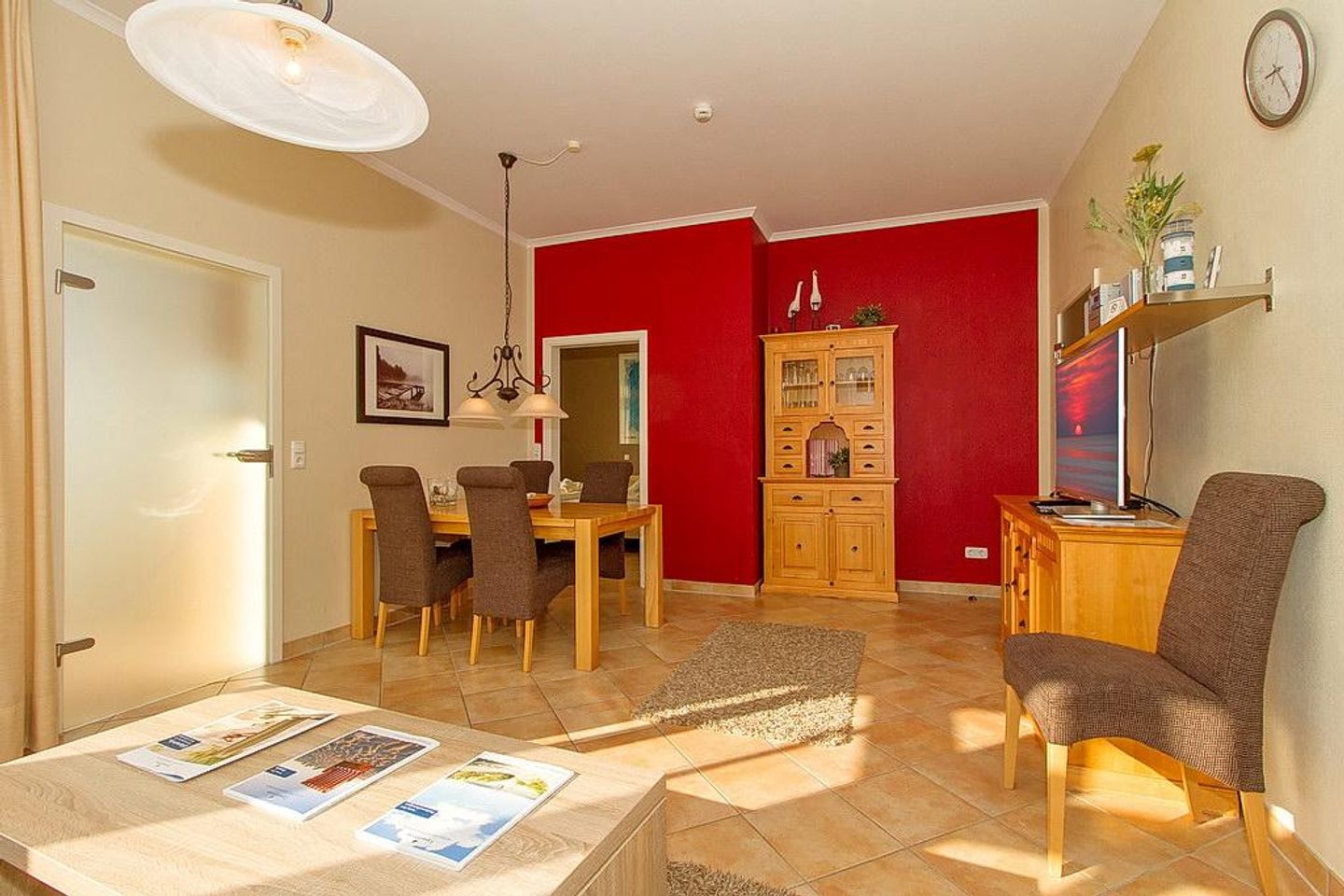 Dünenschloss Dünenschloss 1-07 Kühlungsborn - Wohn-Essbereich mit Couch und Esstisch