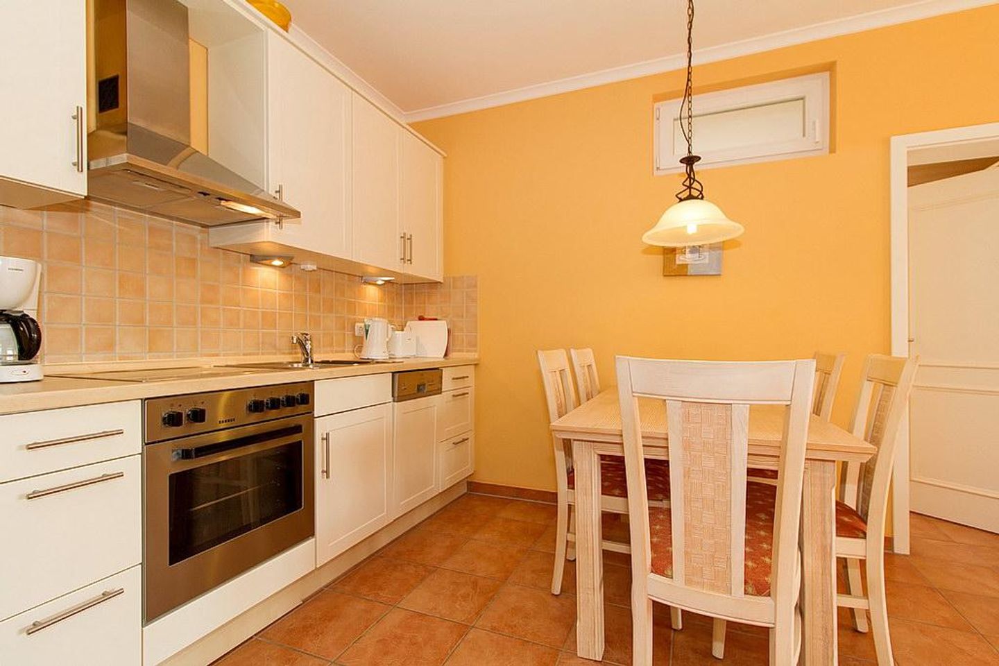 Dünenschloss Dünenschloss 1-32 Kühlungsborn - Küchenzeile mit Esstisch und Sitzgelegenheit