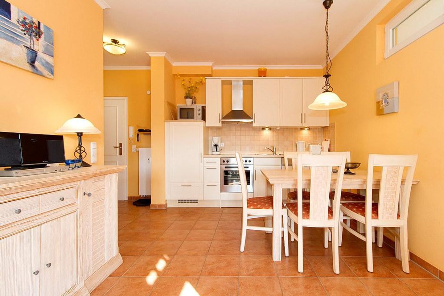 Dünenschloss Dünenschloss 1-32 Kühlungsborn - Küchenzeile mit Esstisch und Sitzgelegenheit