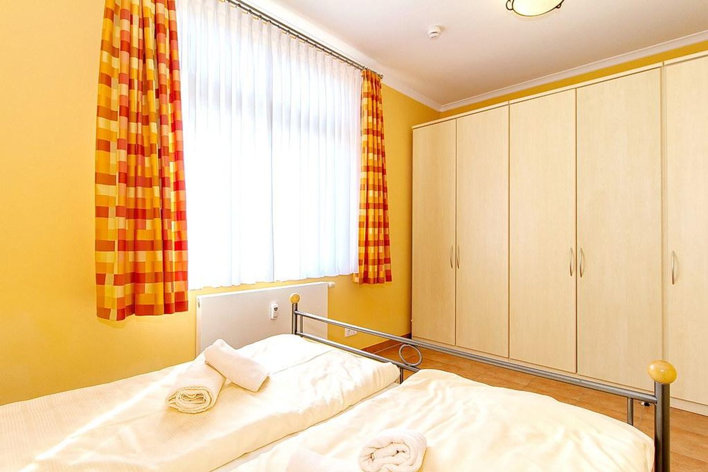 Dünenschloss Dünenschloss 1-32 Kühlungsborn - Schlafzimmer mit Doppelbett und Kleiderschrank