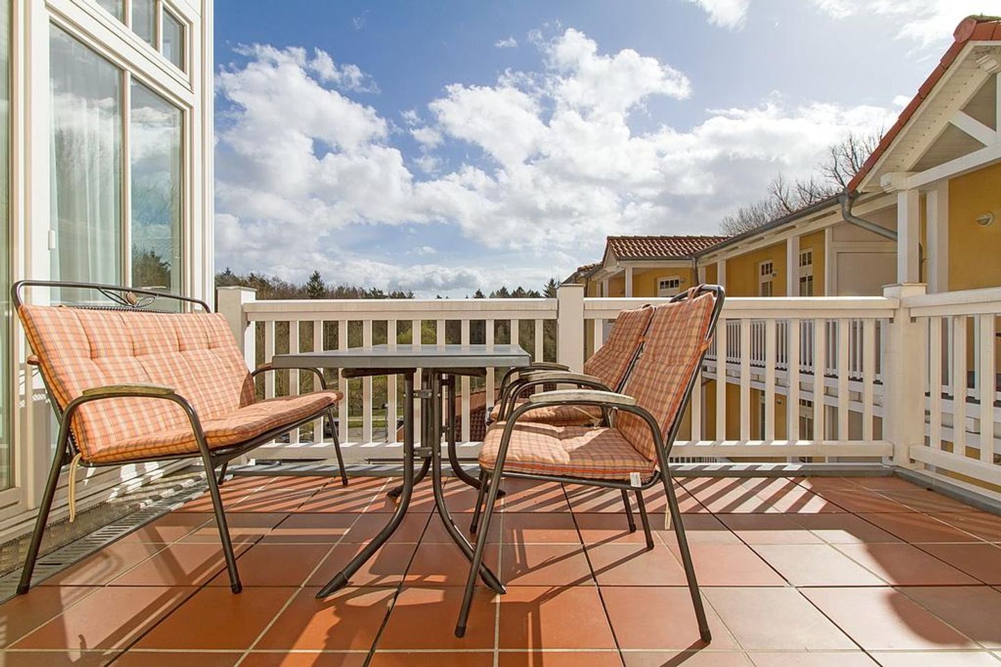 Dünenschloss Dünenschloss 1-42 Kühlungsborn - Balkon mit Gartenmöbeln