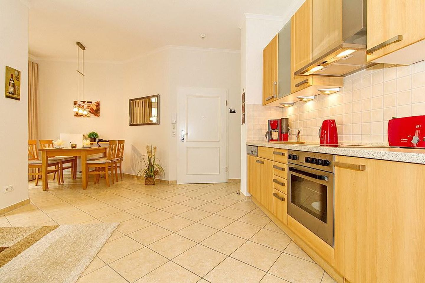 Dünenschloss Dünenschloss 1-03 Kühlungsborn - Wohn-Essbereich mit Küchenzeile und Esstisch