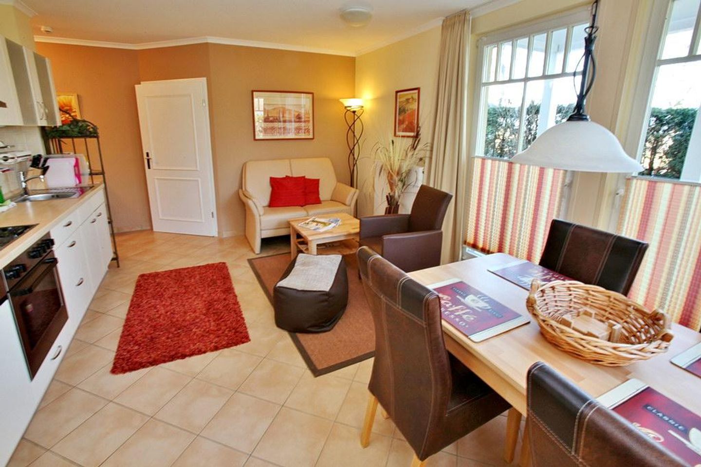 Dünenschloss Dünenschloss 2-07 Kühlungsborn - Wohn-Essbereich mit Couch und Küchenzeile