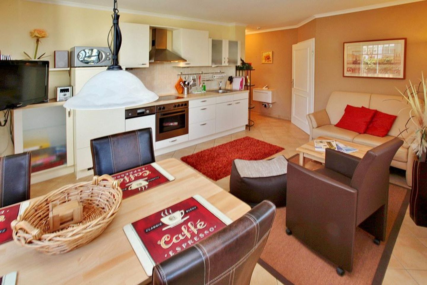 Dünenschloss Dünenschloss 2-07 Kühlungsborn - Wohn-Essbereich mit Couch und Küchenzeile