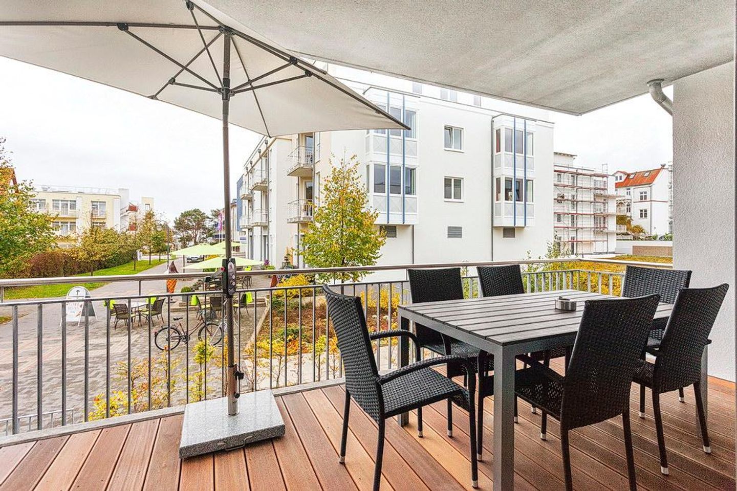 DünenResort Binz DünenResort Binz 117 Rügen - Überdachter Balkon mit Sitzgelegenheit