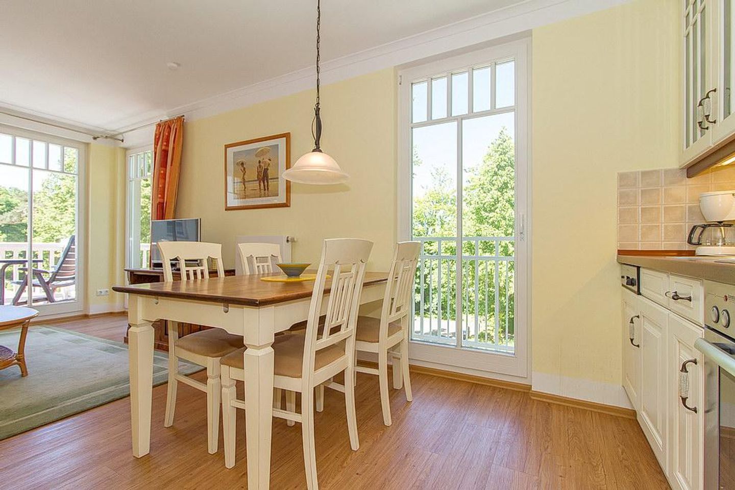 Dünenschloss Dünenschloss 2-19 Kühlungsborn - Wohn-Essbereich mit Esstisch und Sitzgelegenheit