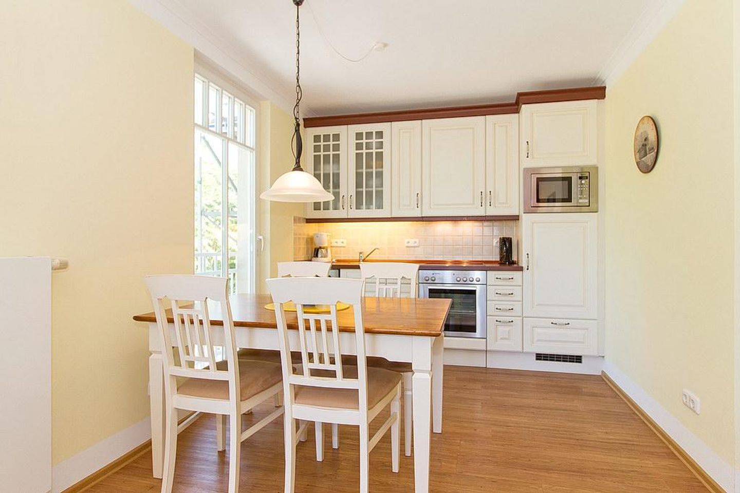 Dünenschloss Dünenschloss 2-19 Kühlungsborn - Küchenzeile mit Esstisch und Sitzgelegenheit