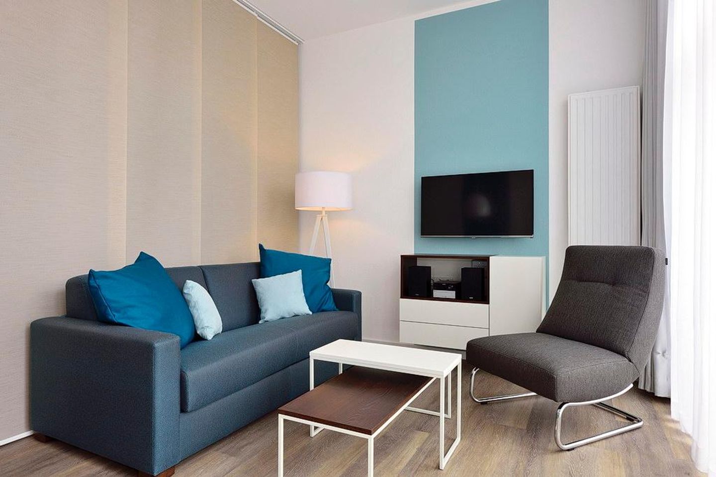 Aparthotel Anna Düne Aparthotel Anna Düne 0-01 Wangerooge - Wohn/ Essbereich mit Couch, Sessel und Fernseher