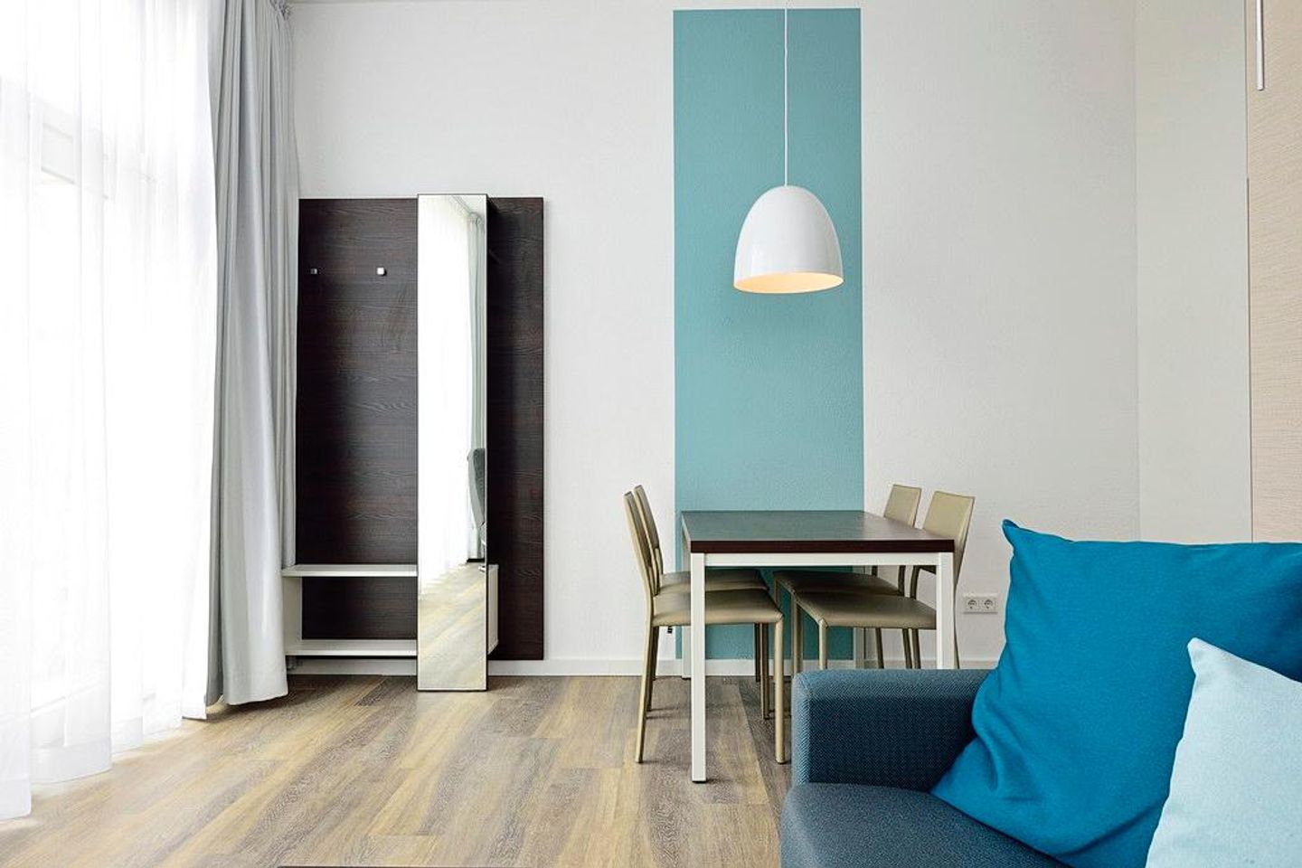 Aparthotel Anna Düne Aparthotel Anna Düne 0-01 Wangerooge - Wohn/ Essbereich mit Esstisch