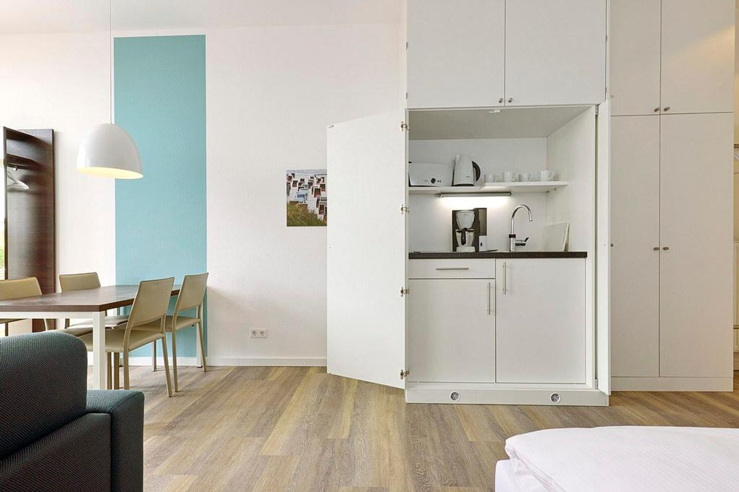 Aparthotel Anna Düne Aparthotel Anna Düne 0-01 Wangerooge - Wohn/ Essbereich mit Küchenzeile